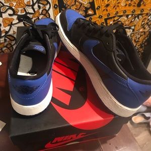 BOYS YOUTH 6.5 AIR JORDANS